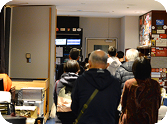 バックステージツアー