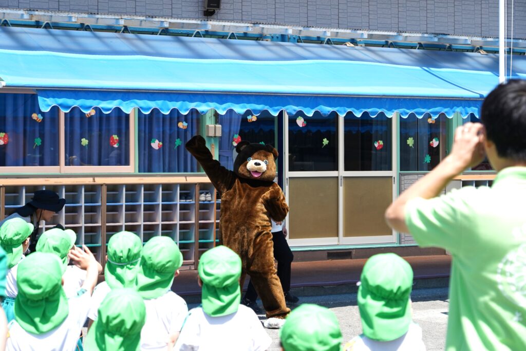 クマのまりちゃんに喜ぶ園児たち