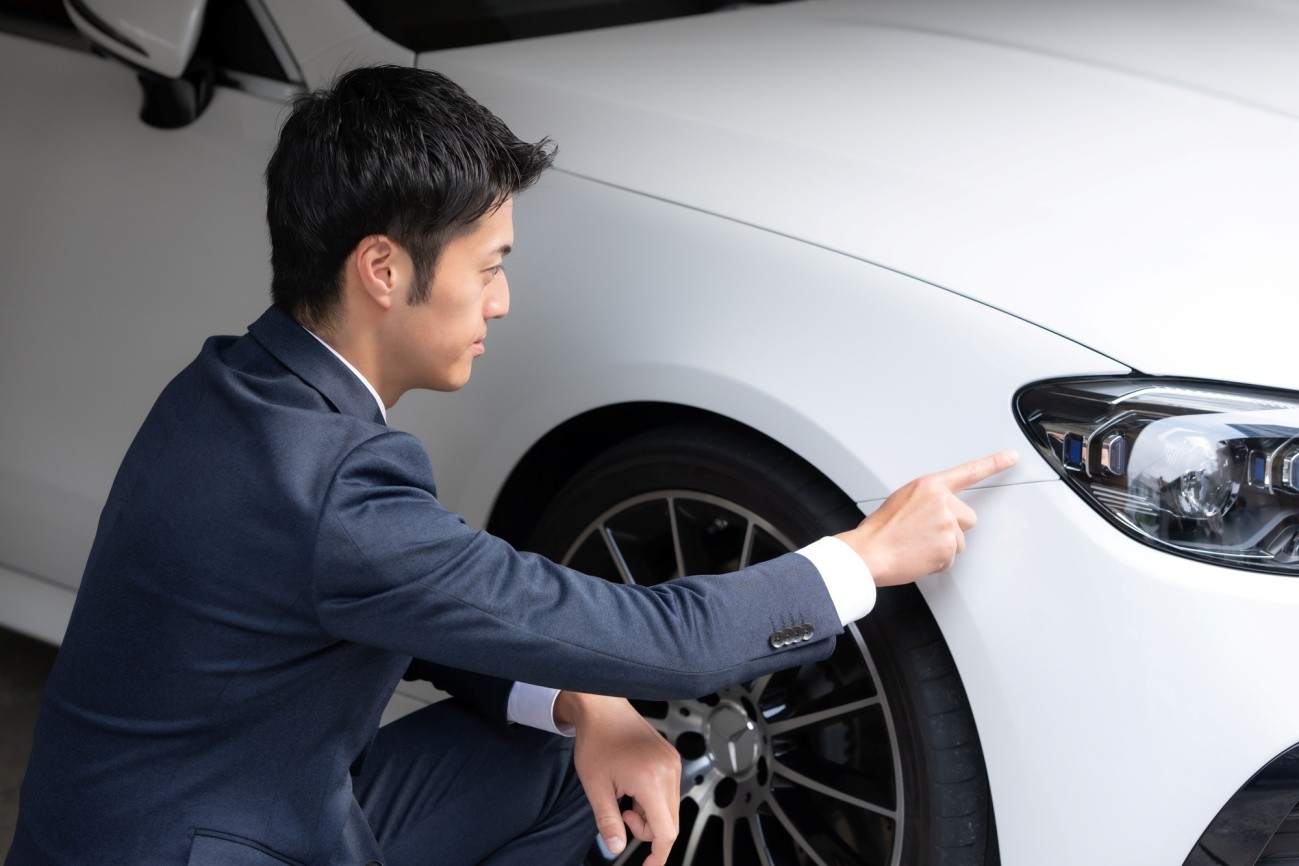 傷の確認をしている社員