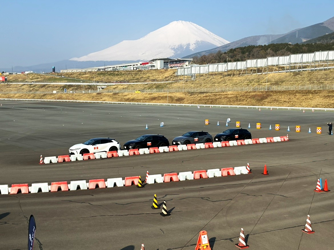 クラウン群乗り比べ試乗会