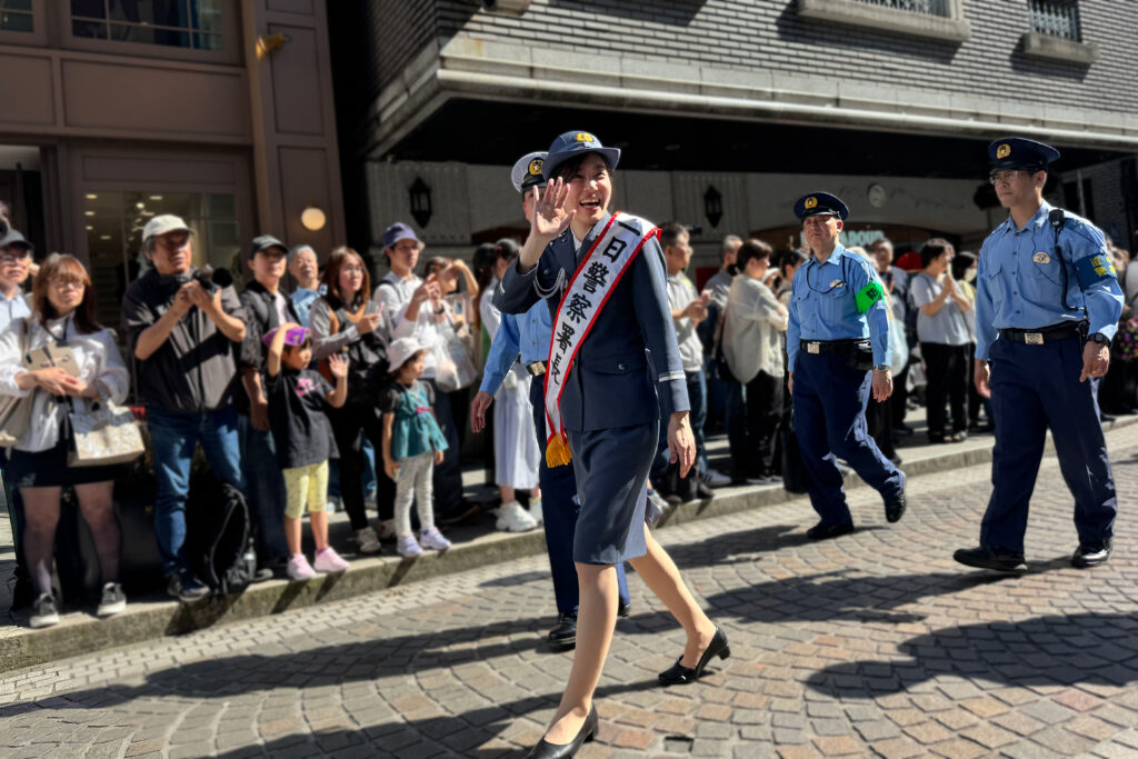 1日警察署長を務めた女優の呉城久美さん