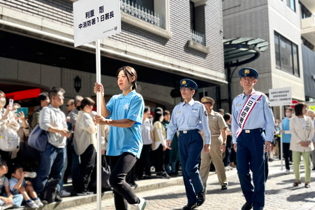 1日消防署長を務めた利重剛監督
