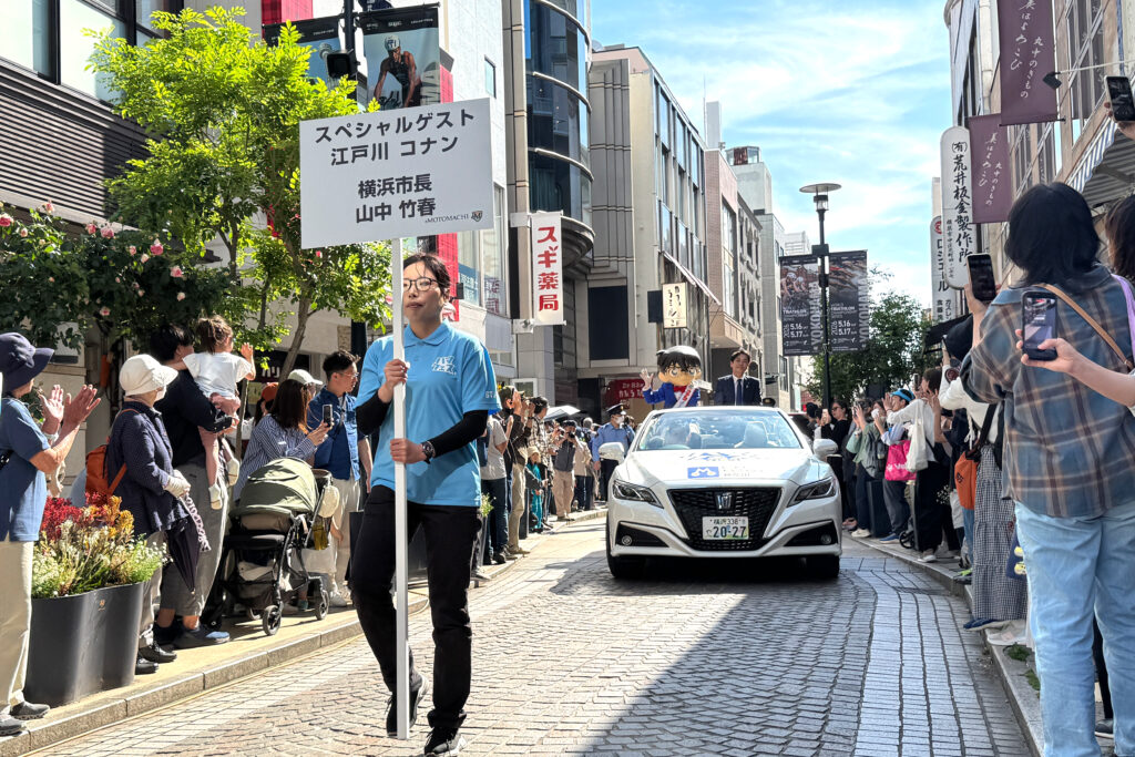 横浜市長と江戸川コナンくんがクラウンオープンカーでパレードに参加